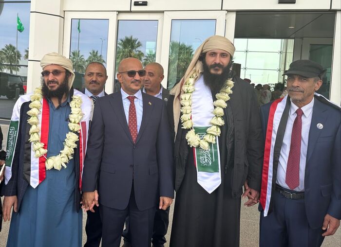 الضالع.. قائد اللواء الثاني مغاوير واركانه يهنئان قائد المقاومة الوطنيه بمناسبة تحرير شقيقة ونجله من سجون ميلشيا الحوثي