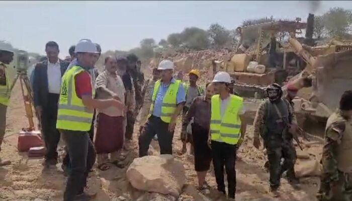 محافظ الضالع يتفقد سير العمل في مشروعي طريق الازارق وجحاف