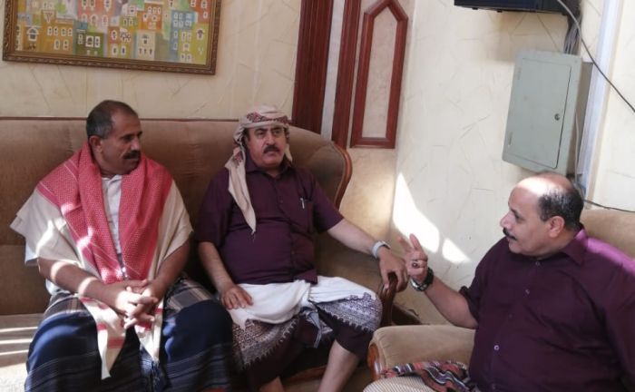 تنفيذا لتوجيهات العميد طارق صالح.. رئيس فرع المكتب السياسي بإب يلتقي محافظ المحاقظة وقائد اللواء 83 مدفعية