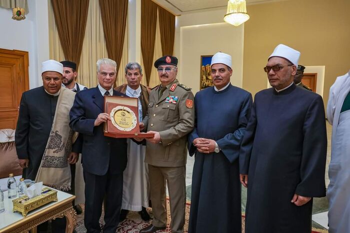 وفد الأزهر ورابطة الخريجين يلتقي حفتر في مستهل زيارته لليبيا
