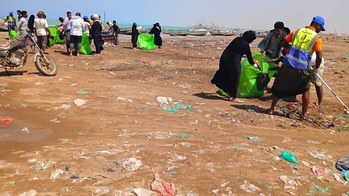 "يمن لوتس للتنمية" تنفذ حملة تطوعية لتنظيف كورنيش المخا