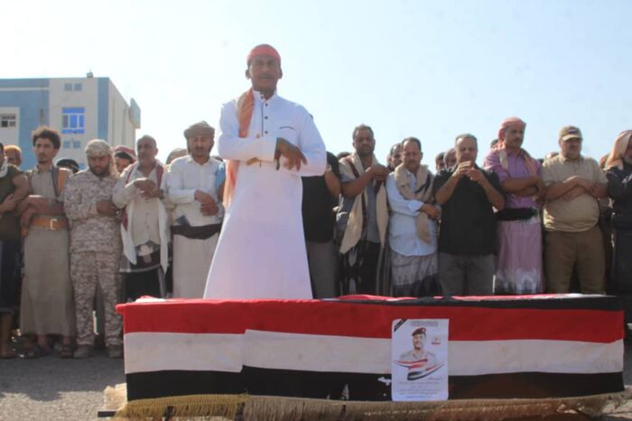 بموكب جنائزي مهيب شيع جثمان الشهيد العميد الركن صالح السكاب إلى مثواة الأخير بمديرية المخا "صور"
