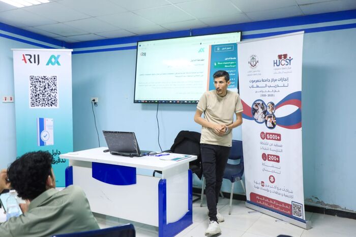 المكلا: أريج تنظم جلسة تدريبية بجامعة حضرموت لتعزيز مهارات تدقيق المعلومات لطلاب الإعلام