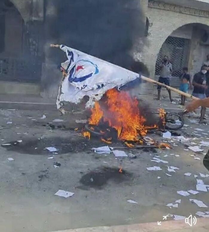 تونسيون يتدفقون  للشارع احتفالا بقرار الرئيس