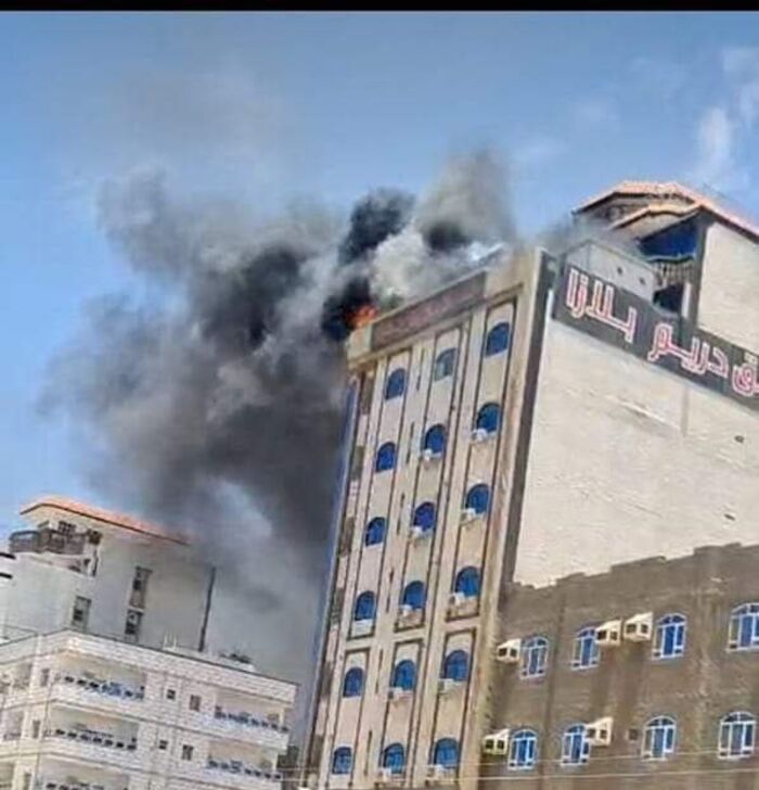 اندلاع حريق هائل في فندق سياحي بعدن "صورة"