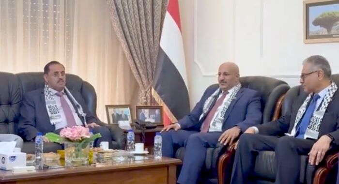 أشاد بجهودها وحث على المضاعفة.. العميد طارق صالح يلتقي كادر السفارة اليمنية في عمّان