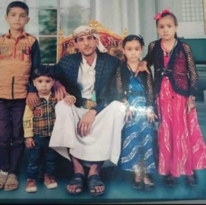 مليشيا الحوثي تعدم مواطناً أمام أسرته في إب