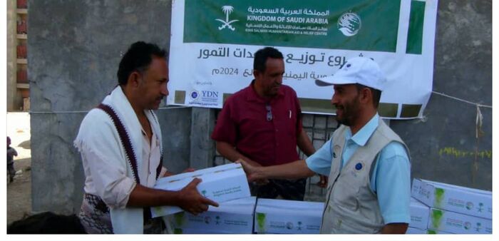 مركز الملك سلمان يوزع 9000 كرتون من التمور للأسر النازحة والمتضررة في محافظة الضالع