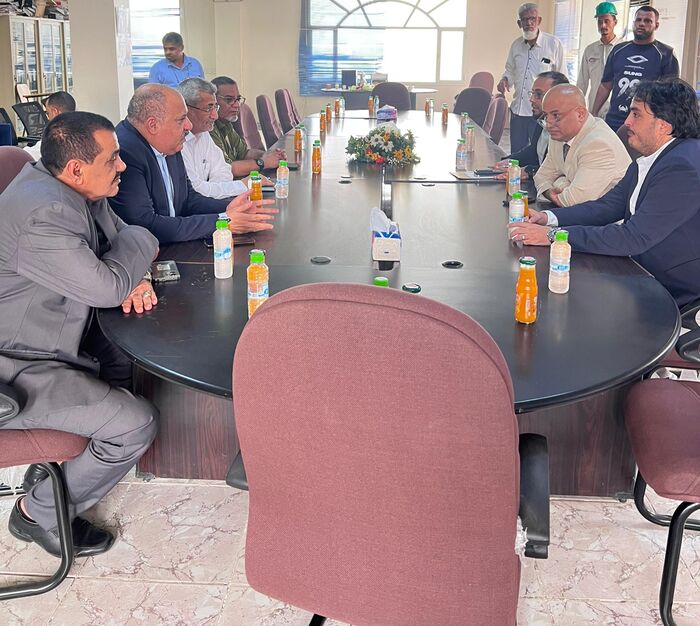 وزير الكهرباء يلتقي السفير الصيني في اليمن ويناقش معه مجالات الدعم المطلوبة لقطاع الكهرباء