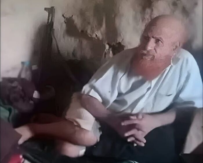 مليشيا الحوثي تقتل شيخًا قبَليًا مسنًا في إب بعد محاصرة منزله