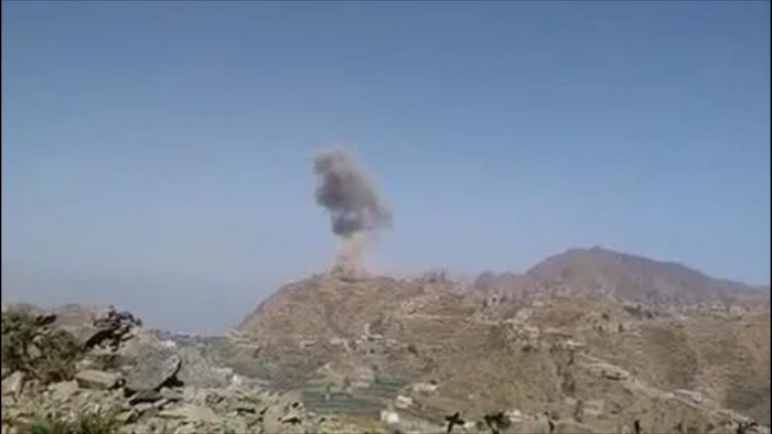 حصار لليوم الثالث.. ومقاتلات التحالف تتدخل بـ 3 غارات أستهدفت ودمّرت أطقم ومواقع عسكرية في كشر