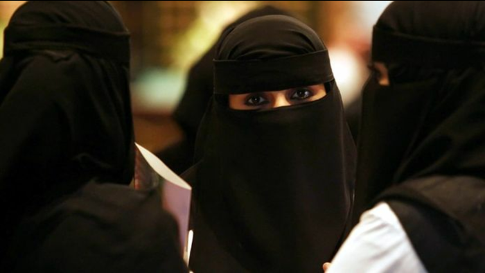شقيقتان سعوديتان علقتا في هونغ كونغ بعد محاولة الفرار من السعودية.. لماذا تركتا الإسلام?!