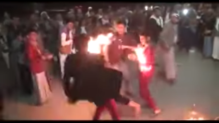 فيديو | راقص بهلواني يضرم النيران على نفسه في زفاف يمني .. السبب هذا..