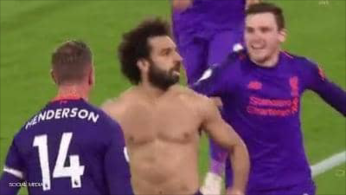 "حضن إجباري ".. لقطة "بطلها" لاعب #ليفربول #محمد_صلاح