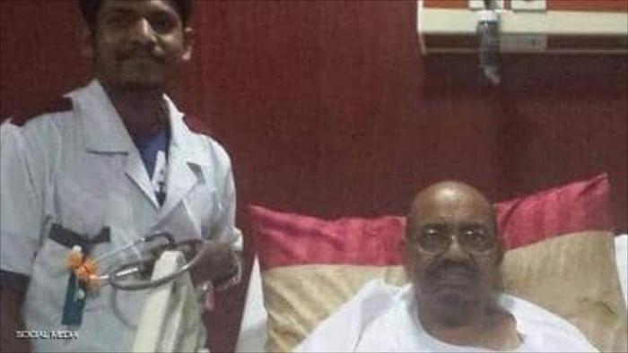 صورة | الرئيس المعزول #عمر_البشير يرقد في المستشفى.. تفاصيل جديدة