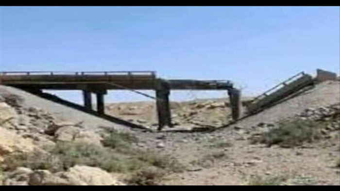 ميليشيا #الحوثي تفجر جسرا حيويا يربط بين #الضالع و #إب .. صورة