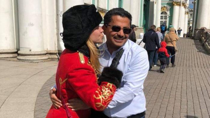 #علي_البخيتي ينشر سلسلة صور مع فتيات روسية وتبادل القبلة .."صور"