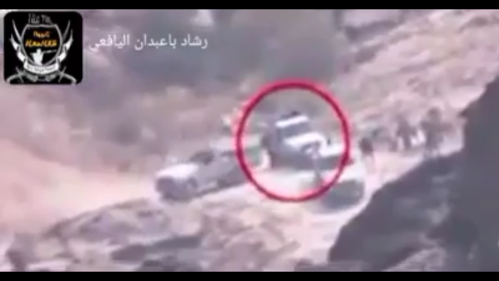 شاهد بالفيديو من قلب معارك #جبهة_حجر بالضالع استهداف أطقم وعناصر حوثية