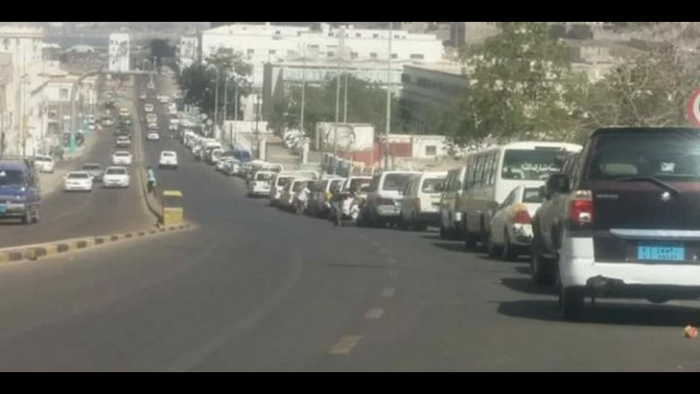 من عدن إلى أبين.. أزمة وقود خانقة تضاعف معاناة المواطنين