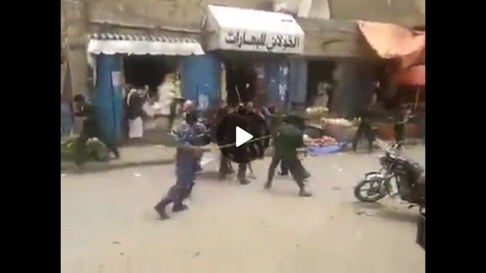 فيديو | شاهد مالكو محلات صنعاء يواجهون عناصر الحوثي لجمع الجبايات والإتاوات بالاعصي والرصاص الحي