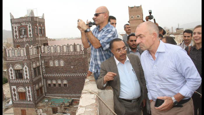 لوليسغارد يزور المعالم الأثرية بصنعاء والجماعة تمنحه درعا تذكارية.. هل يخطط الحوثي لرفع قضية ضد التحالف?!