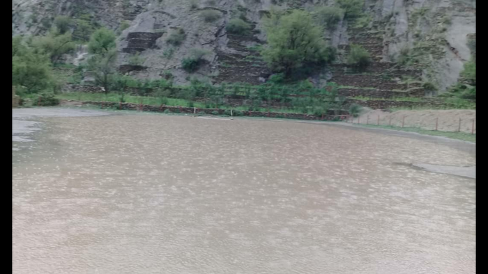 صور | هطول أمطار غزيرة مصحوبة بالثلوج في أبين