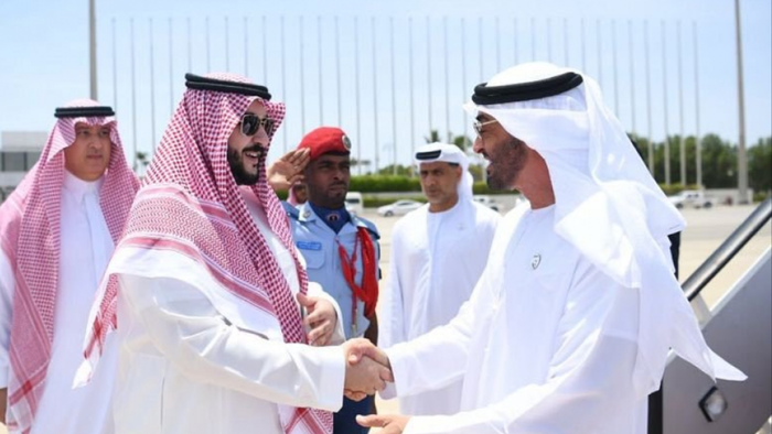 على خلفية تطورات أحداث #عدن | محمد بن زايد يصل #السعودية
