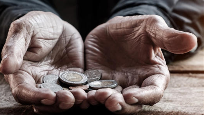 متسول يمني يترك وراءه 200 مليون ريال ومجوهرات.. تفاصيل القصة