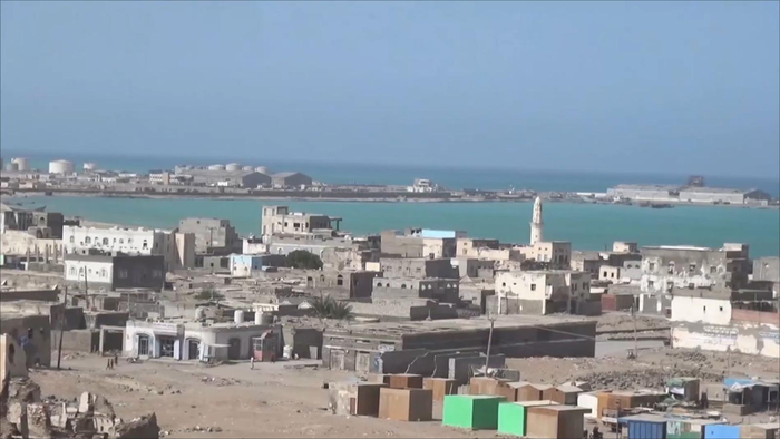 خفر السواحل في قطاع البحر الاحمر يضبط زورقا يحمل كمية من المسدسات والذخائر