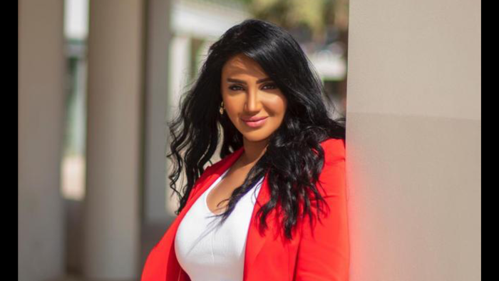 رد فعل سمية الشيخ بعد إهدائها سيارة فارهة .. والجمهور يخمن اسم مرسلها