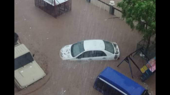 أمطار غزيرة وسيول جارفة بعدن.. وجرف وفقدان 5 اطفال.. وتهدم وتعطِّل منازل ومركبات