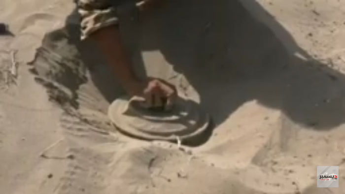 فيديو | المشتركة تفكك لغمين مضادين للدروع من مخلفات ما زرعته مليشيا الحوثي جنوب الدريهمي