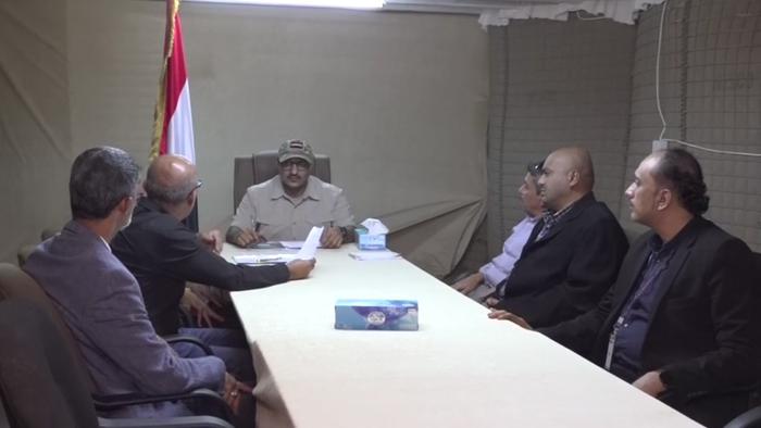 العميد طارق صالح يرأس اجتماعًا لهيئة الطيران المدني بشأن مطار المخا