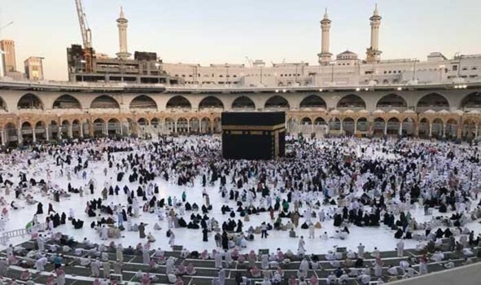 الشرطة توقف شخصا حاول الصعود على منبر الحرم المكي أثناء خطبة الجمعة