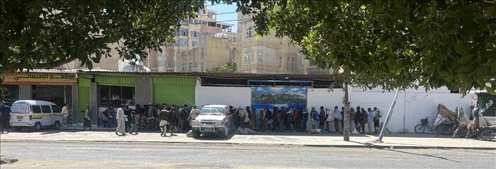 "صورة" توثّق طوابير الجوع في صنعاء الخاضعة لمليشيا الحوثي