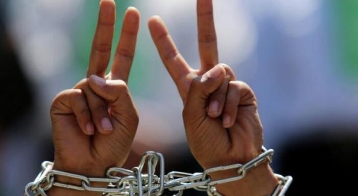 بينهم اللواء الصبيحي وهادي وشقيق ونجل العميد طارق صالح.. الحكومة ترحب بإطلاق سراح 887 أسيراً ومختطفاً