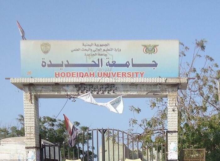الحوثيون ينشرون قناصتهم على أسطح مباني جامعة الحديدة وقيادتها تستدعي الطلاب لتأدية الإمتحانات