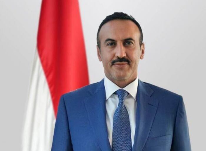 أحمد علي عبدالله صالح يُعزِّي في وفاة الدكتور عبدالله المجاهد