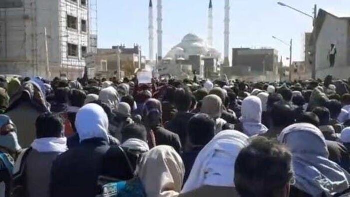محتجون إيرانيون يهتفون: الموت للحرس الثوري