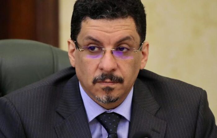 طالبوا بمحاكمته وعزله.. الوزير "الاحمق" يُخرج الخارجية اليمنية عن رسميتها ويلحق ضررا بأكثر من مليون لاجئ يمني في مصر