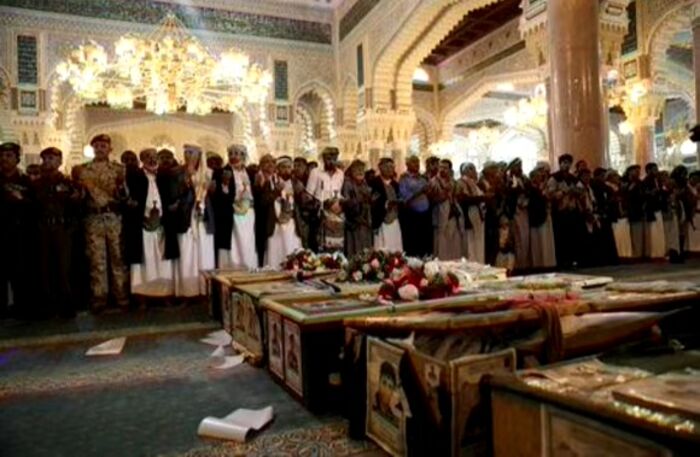 مليشيا الحوثي تشيع 17 شخصاً قتلوا في غارات جوية أمريكية بريطانية