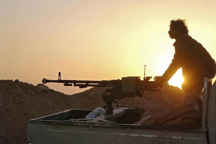 القوات الحكومية بتعز تدمر طقمًا حوثيًا ومصرع من على متنه