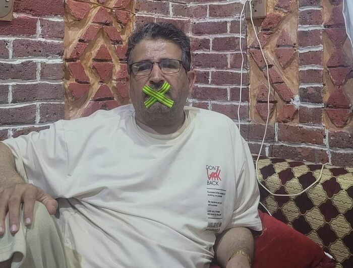 قاض يمني يضع شريطاً لاصقاً على فمه تعبيراً عن سياسة القمع وتكميم الأفواه الحوثية