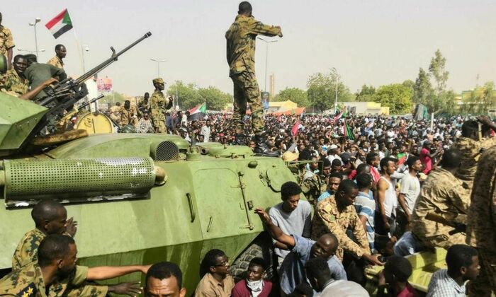 انقلاب #السودان.. اغلاق مطار الخرطوم وقائد الجيش يؤكد: "تحركنا لوأد الفتنة وحمدوك في منزلي"