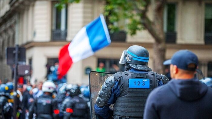 احتجاجات في باريس تطالب باستقالة ماكرون والانسحاب من حلف الناتو