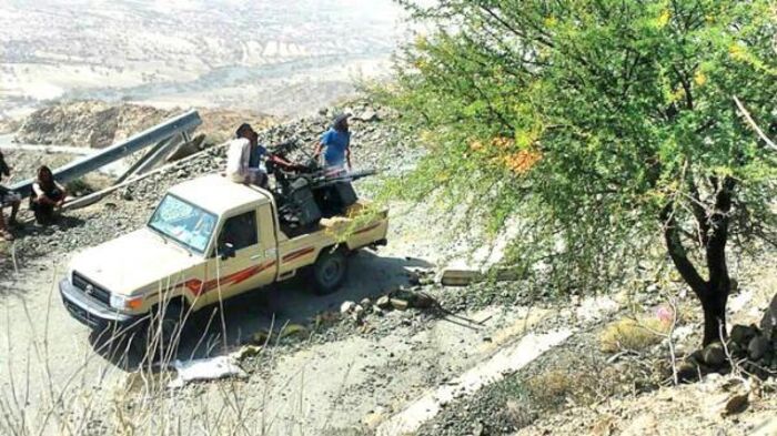 قصف مدفعي يستهدف مواقع وثكنات حوثية في جبهة ثرة