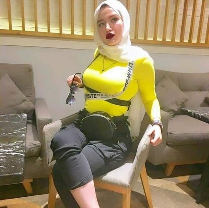 #حنين_حسام تشكو باكية: الممثلين بيعملوا لايفات.. "هل يعني انهم يشتغلوا فى الدعارة؟"