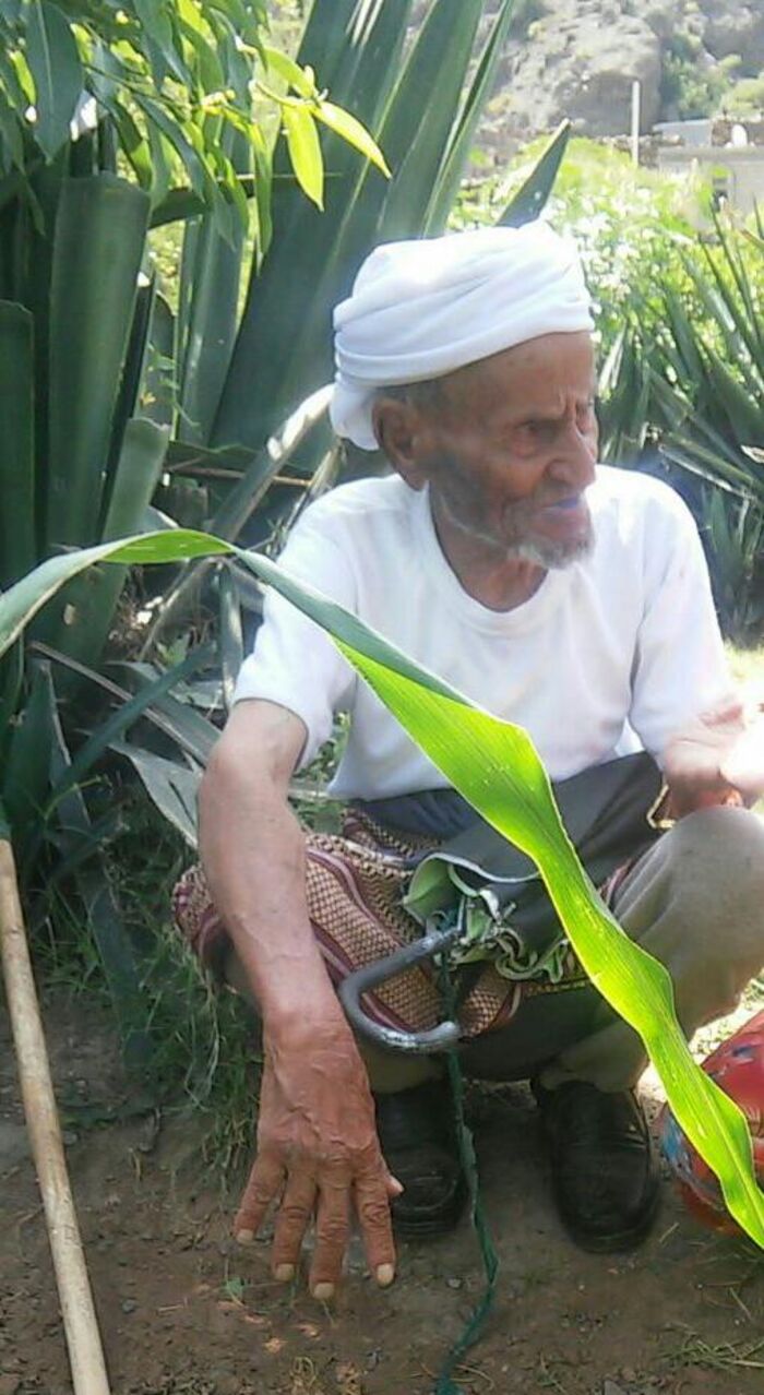 إب.. وفاة مُعمِّر يمني له 90 حفيداً (صورة)
