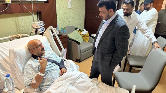 عبدالله العليمي يزور طارق صالح في المستشفى