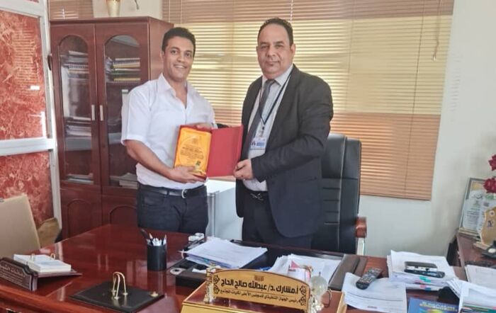كلية ابن حيان للعلوم الصحية تكرم رئيس الجهاز التنفيذي لكليات المجتمع بعدن تقديرا لجهوده